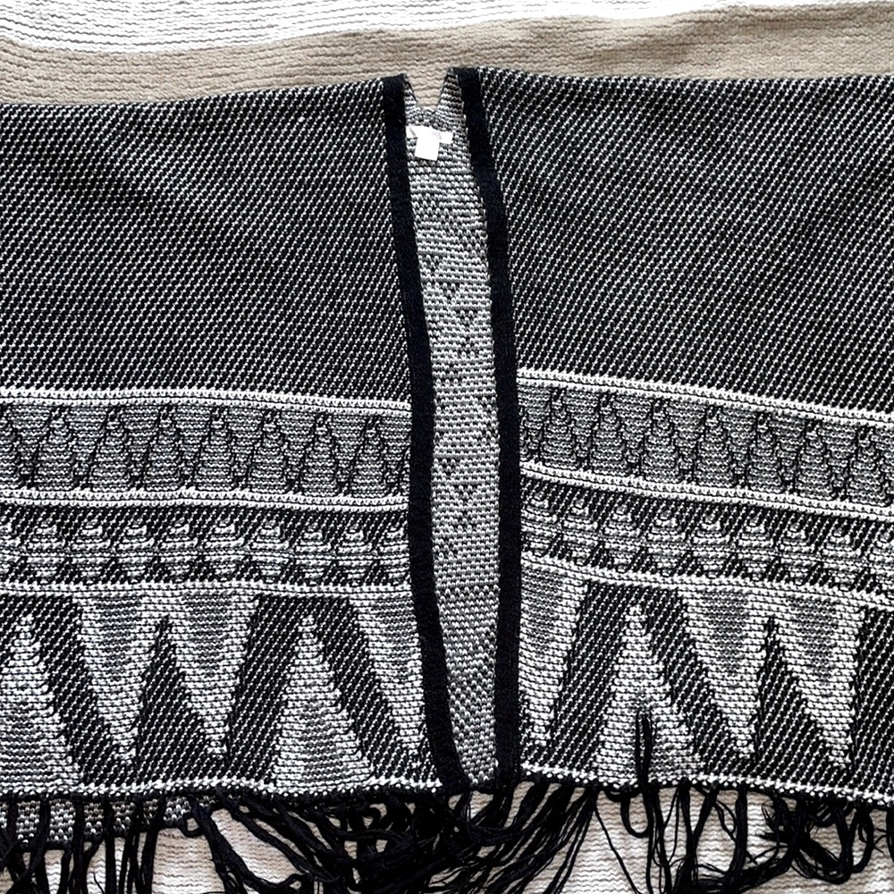 Xhilaration knit poncho size S/M - Picture 6 of 8